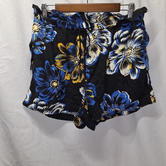 The get floral shorts size medium - Picture 1 of 4